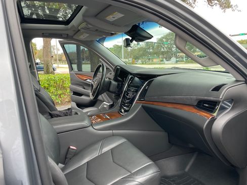 Used 2019 Cadillac Escalade Luxury image 8