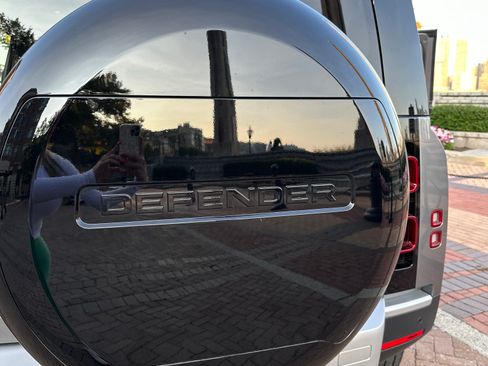 Used 2022 Land Rover Defender 110 S image 9