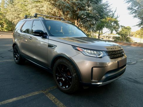 Used 2017 Land Rover Discovery HSE Luxury AWD/4WD image 2