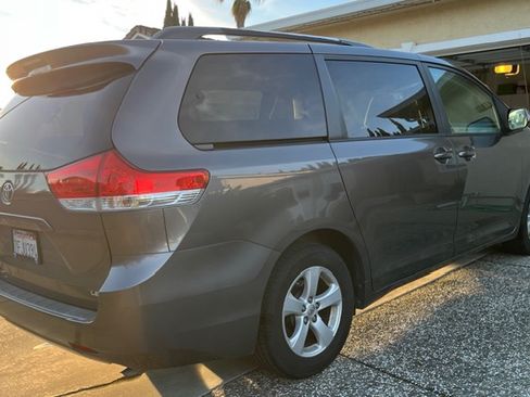Used 2014 Toyota Sienna LE image 4