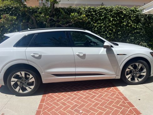 Used 2022 Audi e-tron Premium w/ Convenience Plus Package AWD/4WD image 6