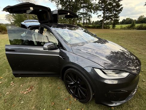 Used 2022 Tesla Model X Plaid image 5
