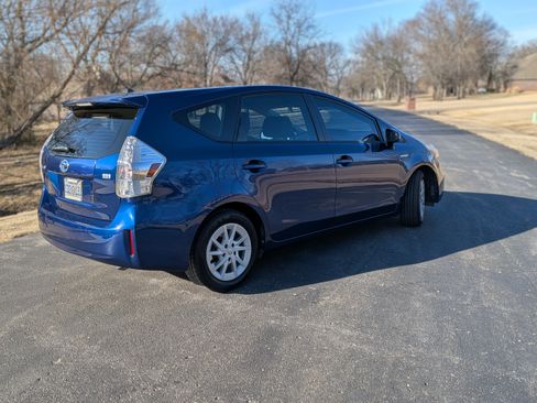 Used 2014 Toyota Prius V Three image 2