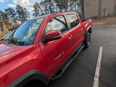 Used 2020 Toyota Tacoma TRD Off-Road image 2