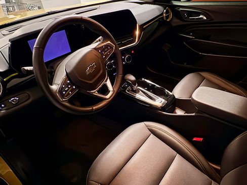 Used 2024 Chevrolet Trax ACTIV w/ Sunroof Package image 9