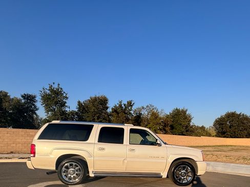 Used 2005 Cadillac Escalade ESV Platinum image 16