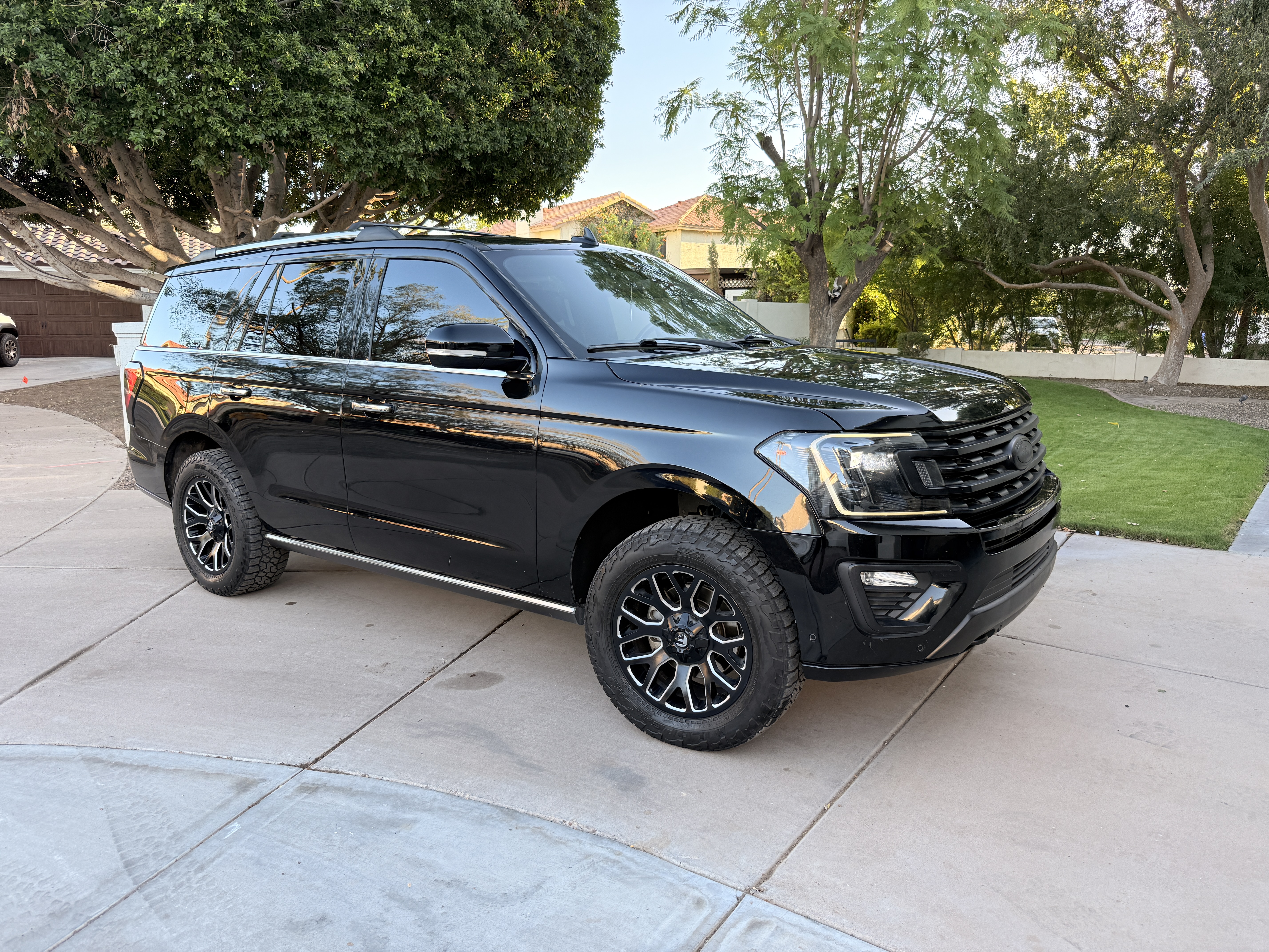 Used 2018 Ford Expedition Limited w/ Equipment Group 301A AWD/4WD image 2