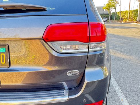 Used 2017 Jeep Grand Cherokee Overland AWD/4WD image 12