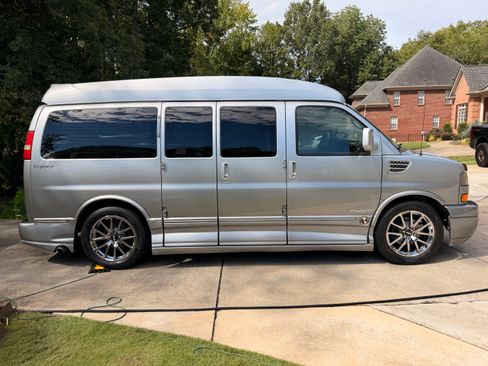 Used 2014 GMC Savana 1500 AWD image 2