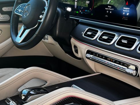 Used 2021 Mercedes-Benz GLS 580 4MATIC image 2