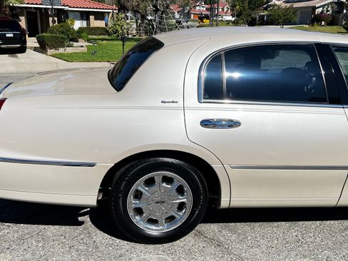 Used 2001 Lincoln Town Car Signature image 6