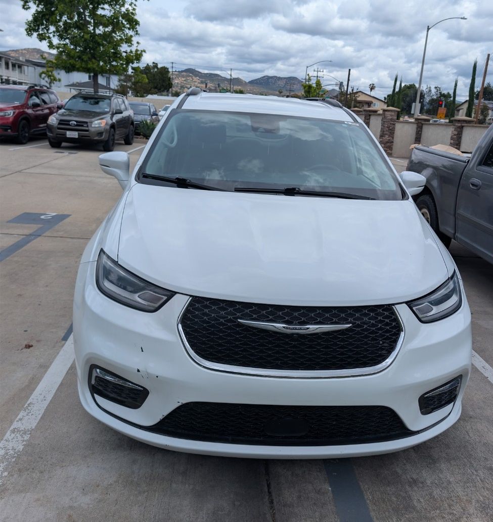 Used 2022 Chrysler Pacifica Touring-L FWD image 2