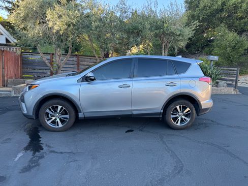 Used 2018 Toyota RAV4 XLE w/ All Weather Liner Package FWD image 4
