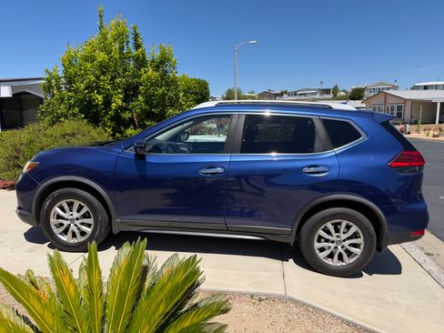 Used 2017 Nissan Rogue SV image 1