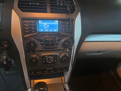 Used 2015 Ford Explorer FWD image 9