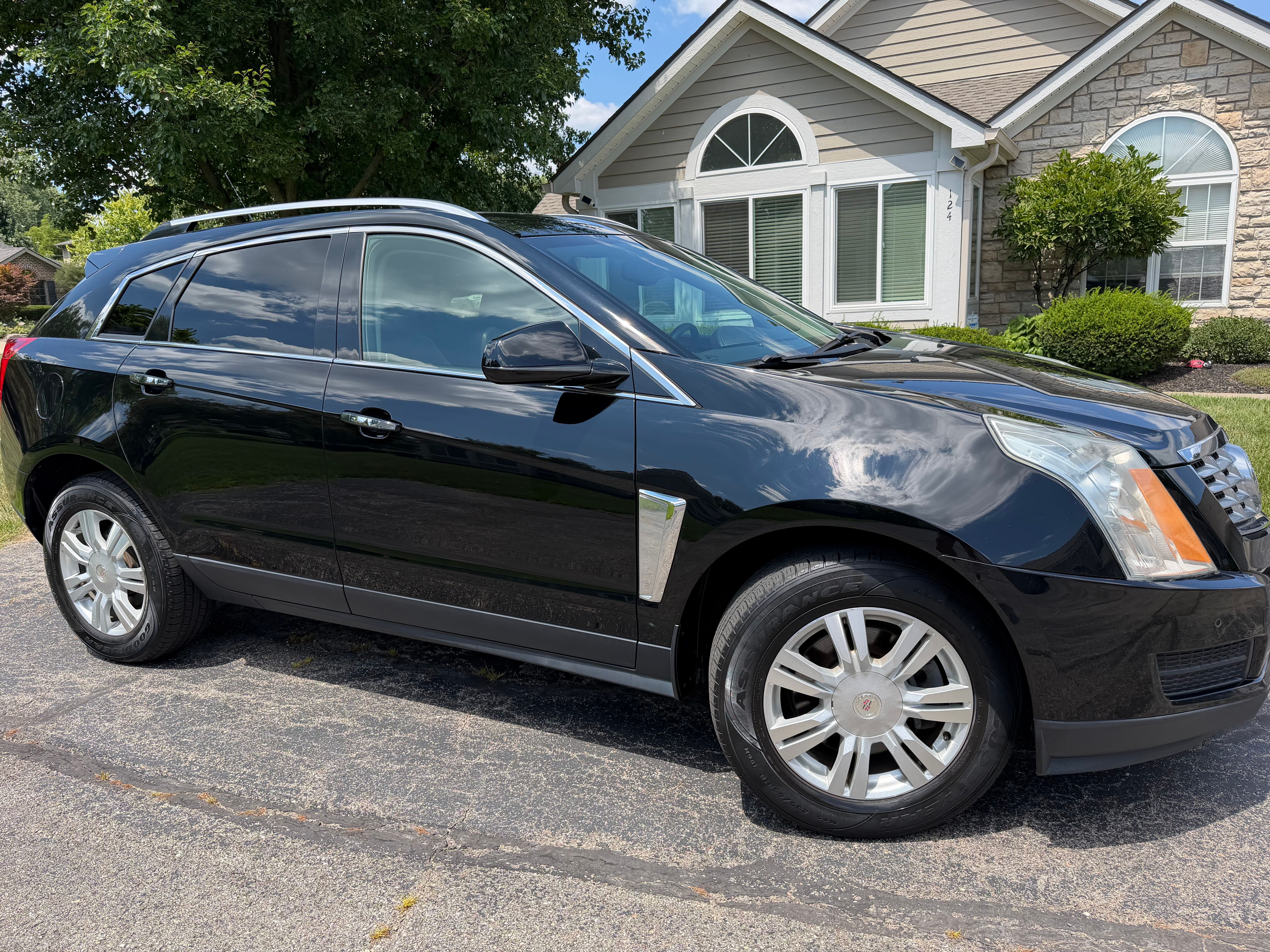 Used 2016 Cadillac SRX Luxury FWD image 2