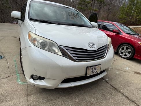 Used 2015 Toyota Sienna XLE image 4
