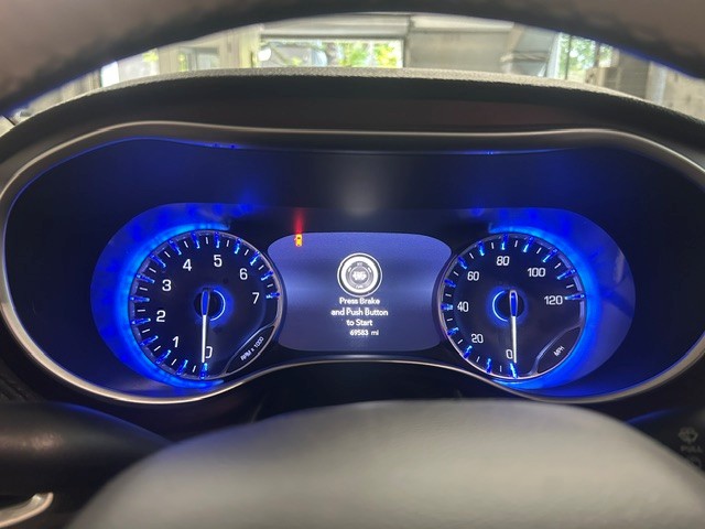 Used 2018 Chrysler Pacifica Limited w/ Tire & Wheel Group FWD image 13