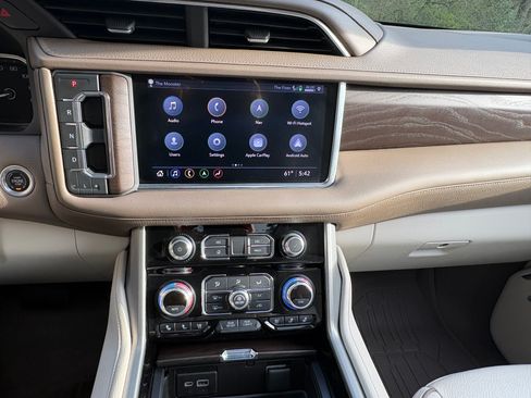 Used 2021 GMC Yukon Denali w/ Denali Premium Package image 15