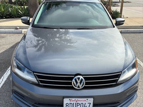Used 2017 Volkswagen Jetta SE image 2