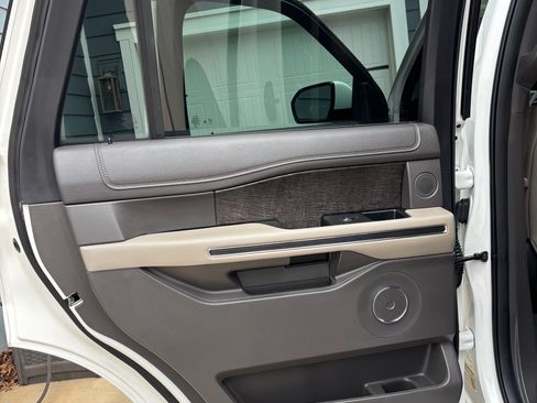 Used 2021 Ford Expedition Limited image 10