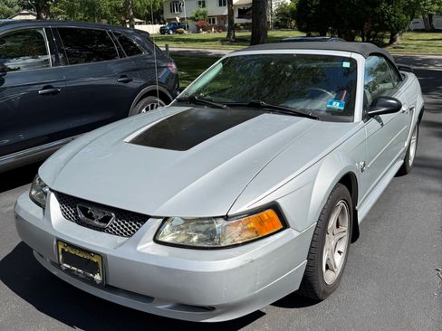 Used 2004 Ford Mustang Convertible RWD image 13