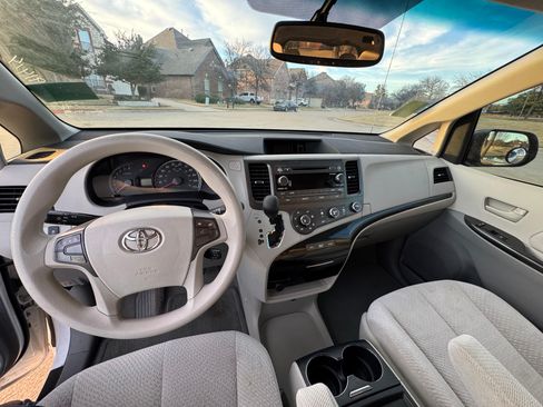 Used 2011 Toyota Sienna LE image 16