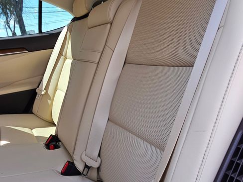 Used 2017 Lexus ES 300h image 16