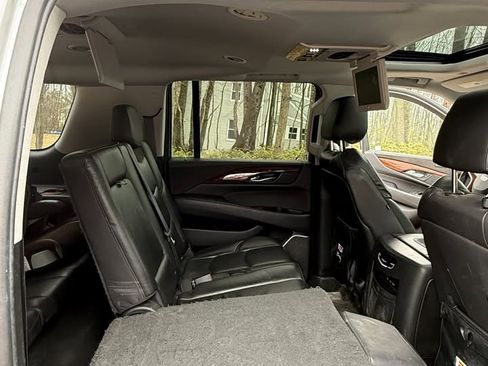 Used 2019 Cadillac Escalade ESV Luxury image 14