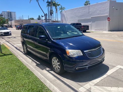 Used 2014 Chrysler Town & Country Touring FWD image 3