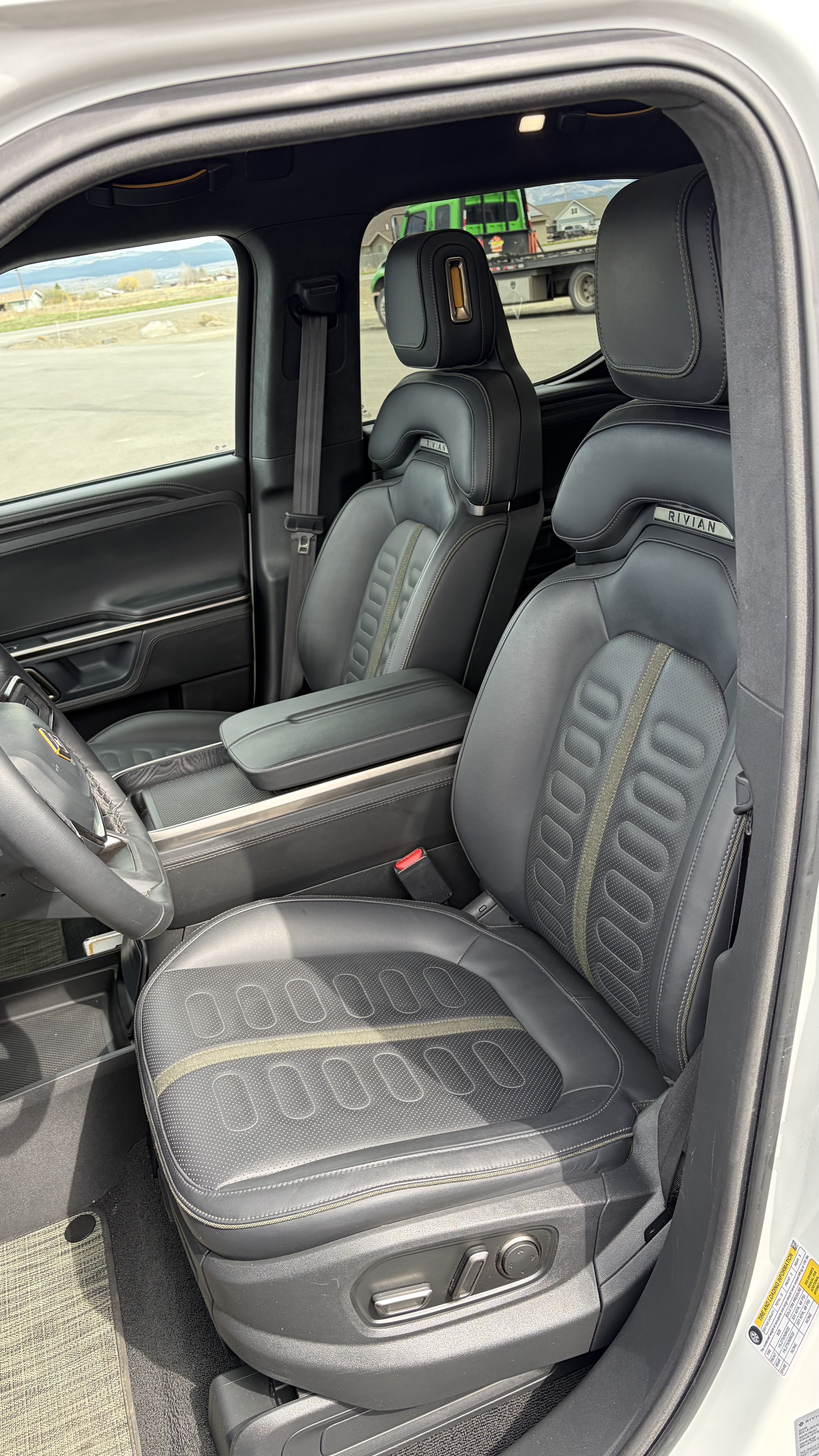 Used 2024 Rivian R1T Adventure Dual AWD/4WD image 19
