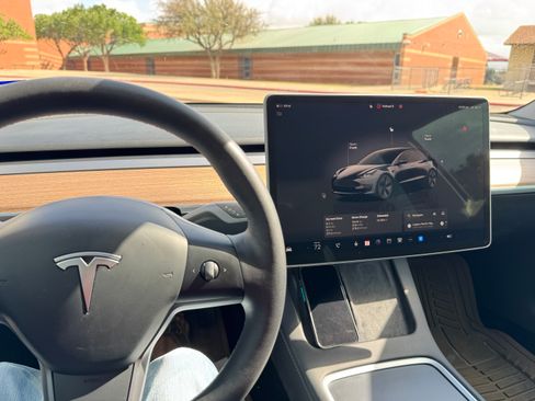 Used 2023 Tesla Model 3 Standard Range image 1
