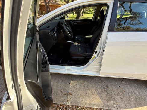 Used 2017 Toyota Corolla LE image 8