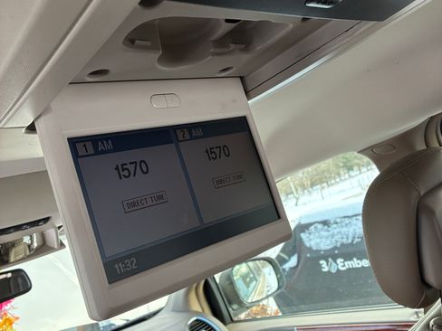 Used 2012 Chrysler Town & Country Touring-L w/ Driver Convenience Group image 9