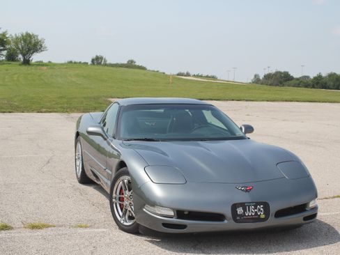 Used 2004 Chevrolet Corvette Coupe w/ Roof Package RWD image 1