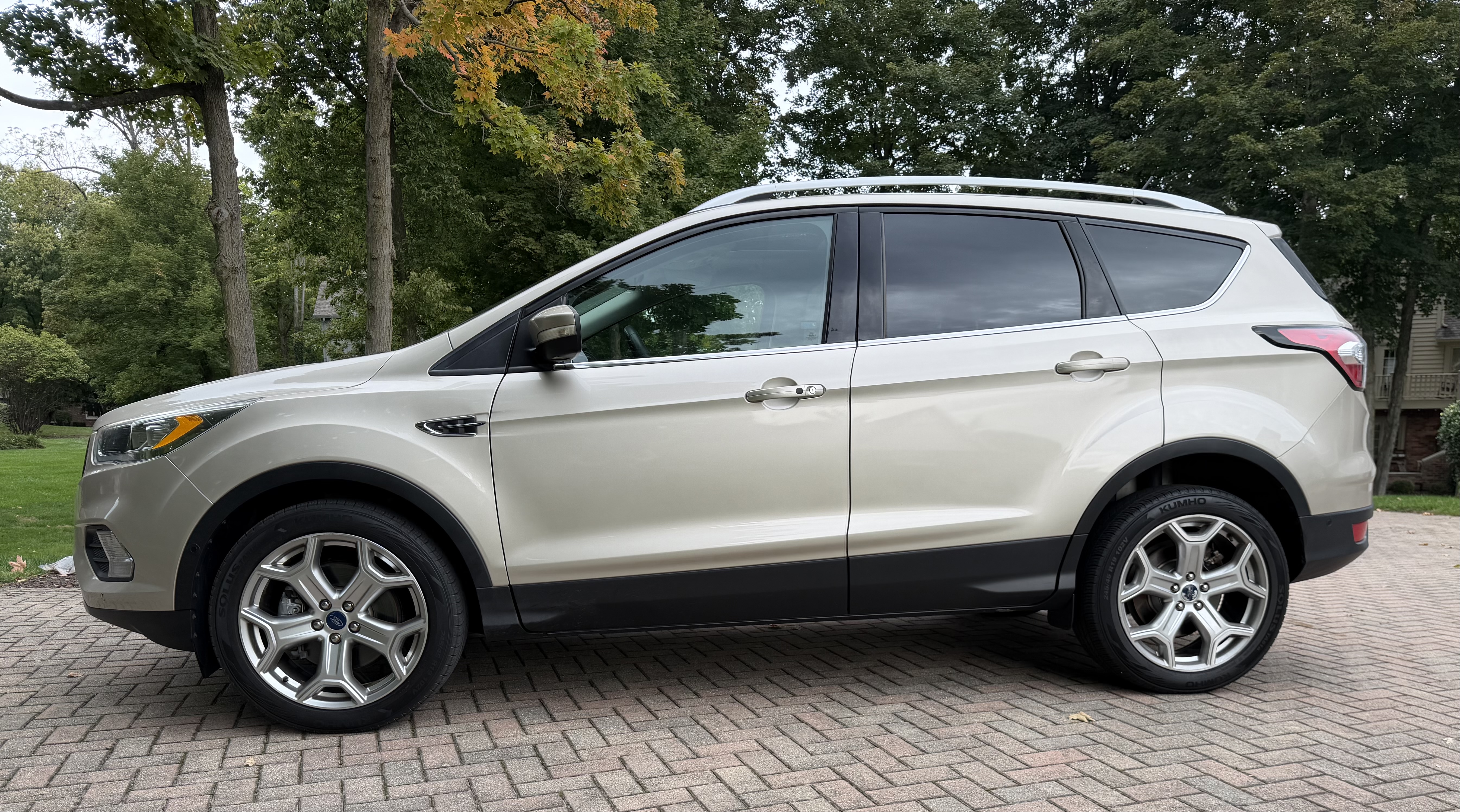 Used 2018 Ford Escape Titanium w/ Ford Safe & Smart Package AWD/4WD image 9