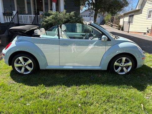 Used 2010 Volkswagen Beetle Final Edition image 9