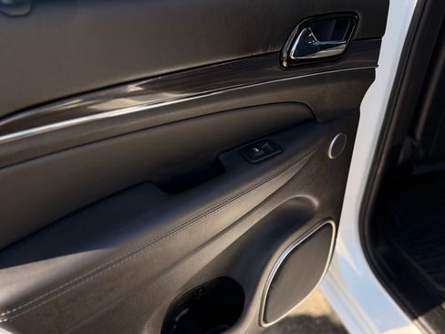 Used 2019 Jeep Grand Cherokee Overland image 6