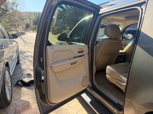 Used 2011 Cadillac Escalade ESV Luxury image 13