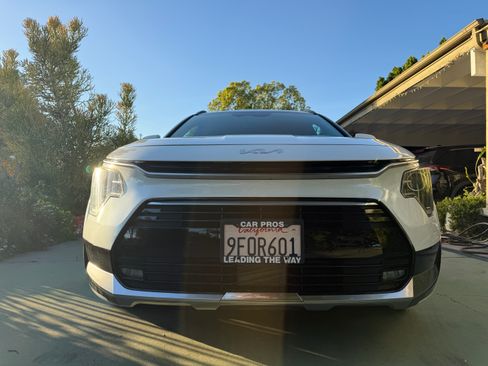 Used 2023 Kia Niro EX Touring image 2