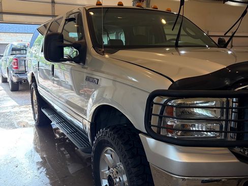 Used 2005 Ford Excursion XLT AWD/4WD image 6