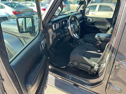 Used 2018 Jeep Wrangler Unlimited Sahara image 10