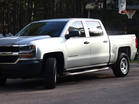Used 2018 Chevrolet Silverado 1500 W/T w/ Trailering Package AWD/4WD image 4