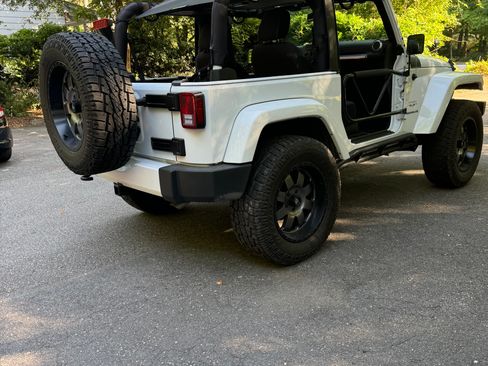 Used 2016 Jeep Wrangler Sahara w/ Connectivity Group image 5