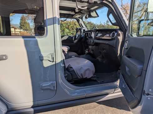 Used 2022 Jeep Wrangler Unlimited Rubicon w/ Trailer Tow Package image 15