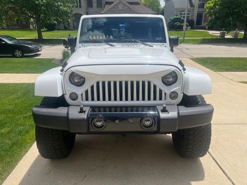 Used 2018 Jeep Wrangler Unlimited Sahara AWD/4WD image 9