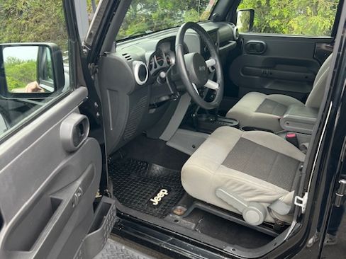 Used 2010 Jeep Wrangler Unlimited Sahara AWD/4WD image 8