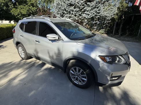 Used 2017 Nissan Rogue SV w/ SV Premium Package AWD/4WD image 4