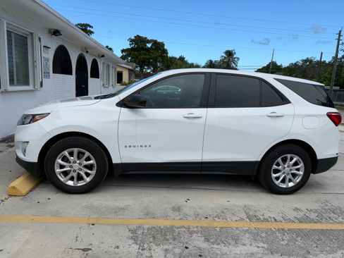 Used 2021 Chevrolet Equinox LS FWD image 2