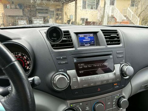 Used 2012 Toyota Highlander SE w/ Tow Pkg image 4